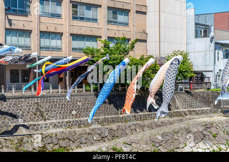 Koinobori fliegen auf Fluss Stockfoto