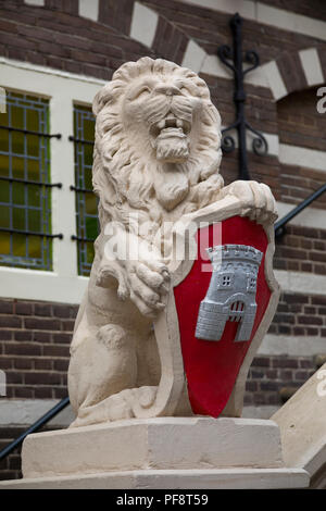 Alkmaar, Niederlande - 01. Juni 2018: Löwen, die das Wappen der vor dem Rathaus von Alkmaar trägt Stockfoto