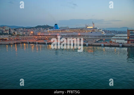 PALMA DE MALLORCA, SPANIEN - 14. JULI 2012: Cruise Ship Fähre Tui im Hafen mit reflektiertem Licht am 14. Juli 2012 in Palma de Mallorca, Spanien. Stockfoto