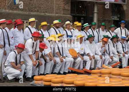 Alkmaar, Niederlande - 01. Juni 2018: Die Gruppe der Käse Träger vor der Waag Gebäude, mit einem Quadratmetergewicht von Haus, vor dem Beginn des Käsemarktes Stockfoto