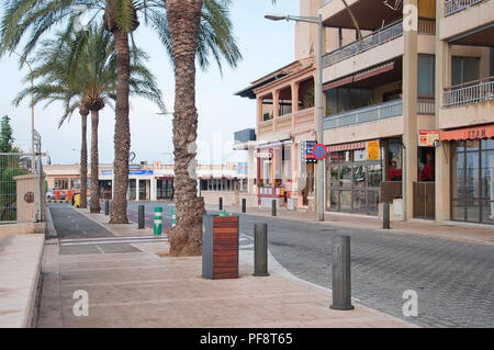 PALMA DE MALLORCA, SPANIEN - 14. JULI 2012: Can Pastilla am frühen Morgen leeren Radweg und Straße mit geschlossenen Restaurants am 14. Juli 2012 in Palma de Stockfoto