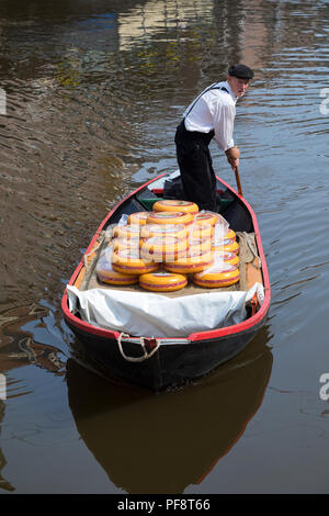 Alkmaar, Niederlande - 01. Juni 2018: Transport von Gouda Käse mit dem Boot von und zu den Käsemarkt Stockfoto