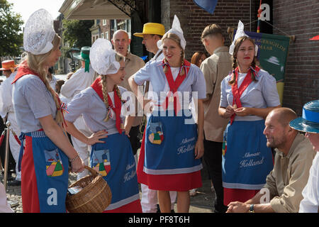 Alkmaar, Niederlande - 20 Juli 2018: Käse Mädchen, kaasmeisjes, in traditioneller Tracht warten auf den Käsemarkt zu starten Stockfoto