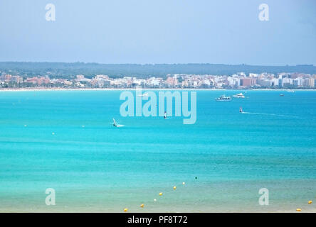 PALMA DE MALLORCA, SPANIEN - 14. JULI 2012: Turquoise Bay bei Windsurfern an einem sonnigen Sommertag am 14. Juli 2012 auf Mallorca, Spanien. Stockfoto