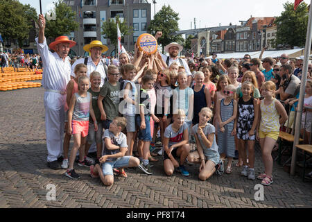 Alkmaar, Niederlande - 20 Juli 2018: Gruppe von Käse Carrier posiert mit einer Schulklasse auf dem Käsemarkt Stockfoto