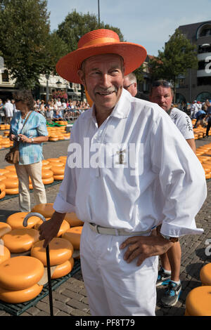 Alkmaar, Niederlande - 20 Juli 2018: Portrait der Käse Vater, Leiter der Käse Carrier Gilde mit dem traditionellen orange Hut Stockfoto