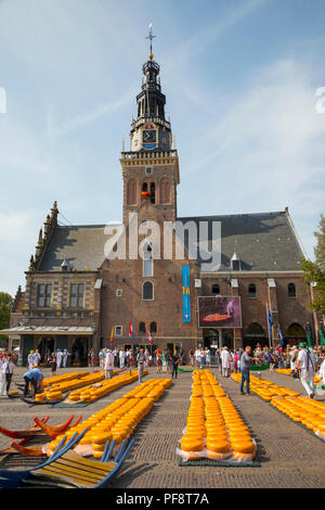 Alkmaar, Niederlande - 20 Juli, 2018: Blick über den Käsemarkt in Almaar vor der Alten waag Gebouw, Gewicht Gebäude Stockfoto