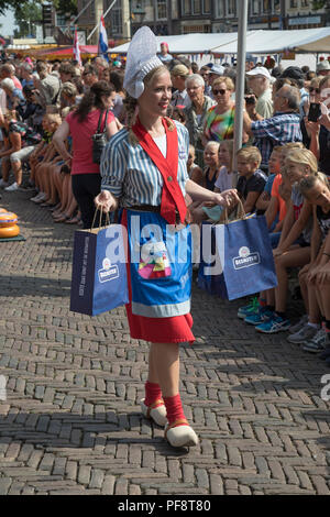 Alkmaar, Niederlande - 20 Juli 2018: Käse Mädchen, kaasmeisje, in traditioneller Tracht ist verkaufen Käse Proben am Käsemarkt Stockfoto