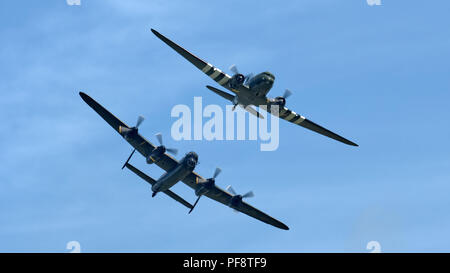 Schlacht von Großbritannien Memorial Flight Lancaster Bomber und C47 Dakota Stockfoto