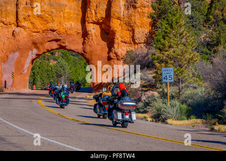 BRYCE Canyon, Utah, Juni, 07, 2018: Outdoor Ansehen der Motorradfahrer in der Kreuzung durch den roten Bogen Road Tunnel auf dem Weg zum Bryce Canyon National Park, Utah Stockfoto