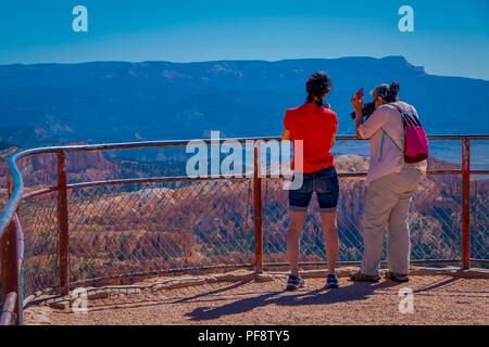 BRYCE Canyon, Utah, Juni, 07, 2018: im Freien. o Nicht identifizierte Frauen picturtes des Bryce Canyon National Park in Utah, USA Stockfoto