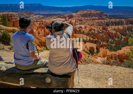 BRYCE Canyon, Utah, Juni, 07, 2018: Nicht identifizierte Personen sitzen und die Landschaft im Bryce Canyon National Park, Utah Stockfoto