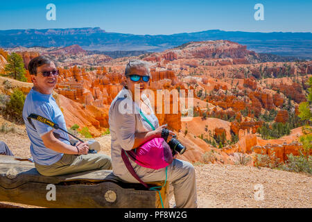 BRYCE Canyon, Utah, Juni, 07, 2018: Nicht identifizierte Personen sitzen und die Landschaft im Bryce Canyon National Park, Utah Stockfoto