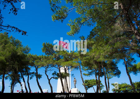 Canakkale, Türkei - August 10, 2018: Atatürk Statue und Türkische Flagge in Conk Bayiri, Gallipoli. Stockfoto