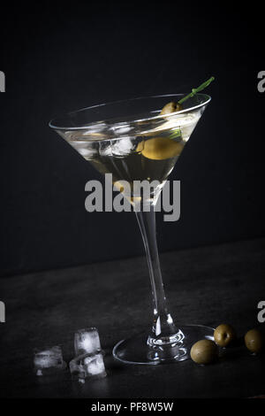 Martini Cocktail auf dunklem Stein Tabelle. Kopieren Sie Platz. Stockfoto