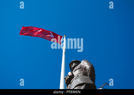 Canakkale, Türkei - August 10, 2018: Atatürk Statue und Türkische Flagge in Conk Bayiri, Gallipoli. Stockfoto