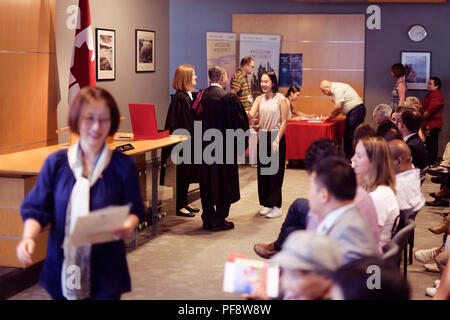 Neue kanadische Bürger, die ihre Staatsbürgerschaft Zertifikate auf eine Staatsbürgerschaft Zeremonie in Vancouver, British Columbia, Kanada 2018 Stockfoto