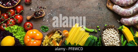 Gesundes essen Hintergrund. Fleisch, Bohnen, Käse, Nudeln und Gemüse. Lange banner Format. Stockfoto