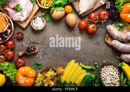 Ausgewogene Nahrung Hintergrund. Organische Nahrung für gesunde Ernährung. Fleisch, Bohnen, Käse, Nudeln und Gemüse. Ansicht von oben kopieren. Stockfoto