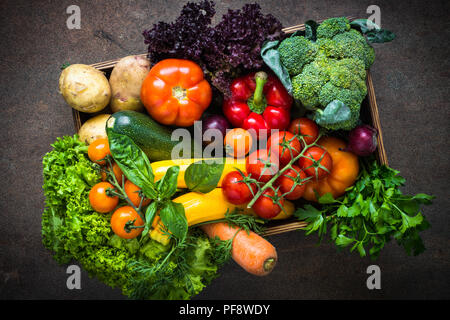 Frisches Gemüse in Holz- fach Gesundes essen Zutaten. Biobauern Gemüse. Ansicht von oben. Stockfoto