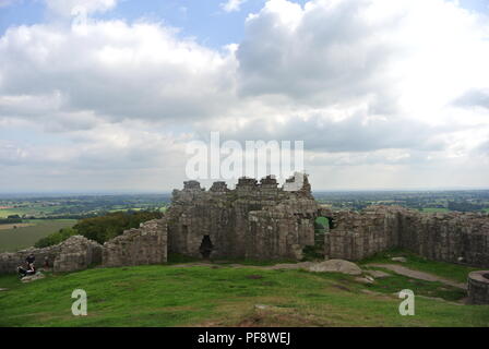 Mittelalterliche Burg Beeston, an der Grenze zwischen Wales und England. Alte Ruinen stehen hoch über der schönen ländlichen Cheshire Landschaft. Ein Tag im späten Sommer. Stockfoto