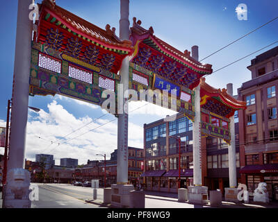 Chinatown Millennium Gate auf Pender Street, Vancouver, Britisch-Kolumbien, Kanada 2018 Stockfoto