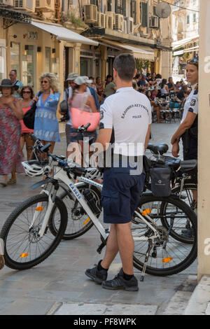 Griechische Zyklus Polizisten sind im Einsatz in einer der geschäftigen Straßen von kerkyra auf der griechischen Insel Korfu. Stockfoto