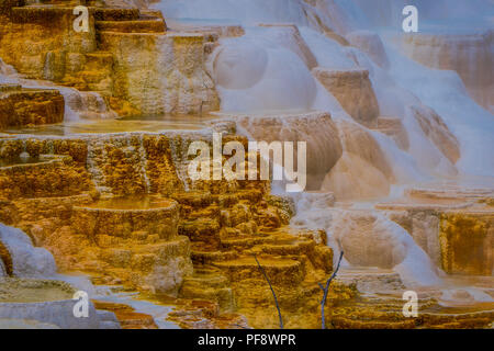 Seitwärts des Kanarischen Frühling und Terrassen in den Mammoth Hot Spring Bereich der Yellowstone National Park Stockfoto