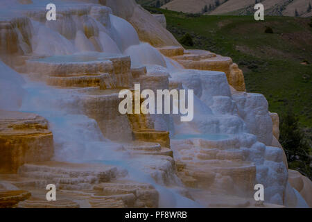 Seitwärts des Kanarischen Frühling und Terrassen in den Mammoth Hot Spring Bereich der Yellowstone National Park Stockfoto