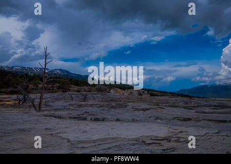 Seitwärts des Kanarischen Frühling und Terrassen in den Mammoth Hot Spring Bereich der Yellowstone National Park Stockfoto