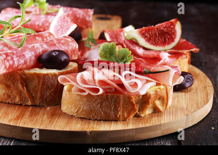 Sandwich mit Schinken oder Salami oder crudo. Antipasti gourmet bruschetta Snack Stockfoto