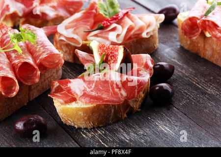Sandwich mit Schinken oder Salami oder crudo. Antipasti gourmet bruschetta Snack Stockfoto