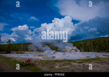 Nahaufnahme von Giant Geysir, die zweithöchste Geysir der Welt. Upper Geyser Basin, Yellowstone National Park Stockfoto