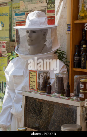 Imker Kleidung und Imkerei Kleidung mit Gesichtsmaske und voller Körper Abdeckung für Honig sammeln von Bienen. Stockfoto