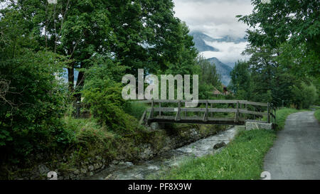 Europa Schweiz Sarganser Land Wangs Pizol - Kleine Holzbrücke über den Fluss Stockfoto
