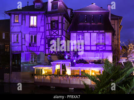 Alte Häuser beleuchtet in der Nacht im Winter, Colmar, Frankreich Stockfoto