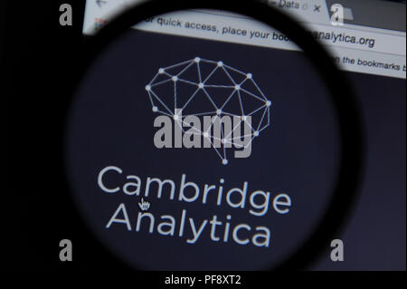 Die Cambridge Analytica Website Website durch ein Vergrößerungsglas gesehen Stockfoto