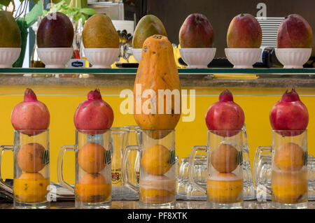 Frische Mangos, Orangen und Granatäpfel auf Anzeige an einem entsaften Café oder Bar in Korfu, Griechenland. Stockfoto