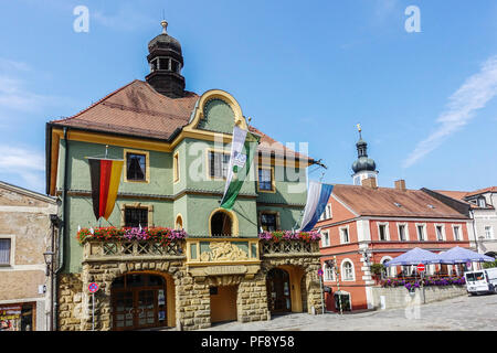 St. Georg tötet den Drachen auf der Fassade des Rathauses, Furth im Wald, Bayern, Deutschland Stockfoto