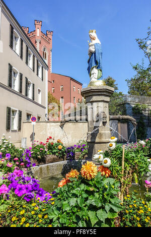 Brunnen mit Jungfrau Maria Statue, Furth im Wald, Bayern, Deutschland Stockfoto