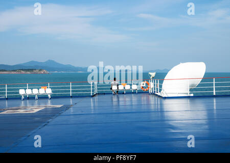 Passagier genießen Sie den Blick auf die Küste und Inseln aus der Art und Weise, Jeju zu Mokpo, Südkorea Stockfoto