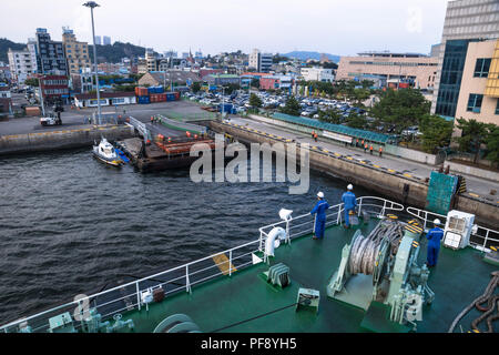 Docking mit der Fähre von Jeju in Mokpo Hafen mit Blick auf die Stadt, Mokpo, Südkorea Stockfoto