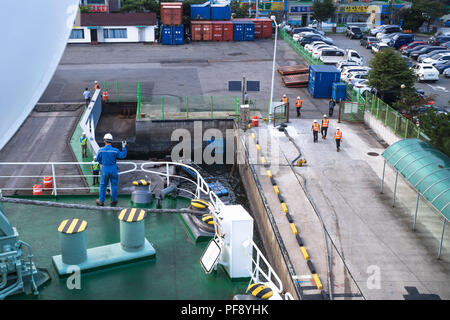 Arbeiter an Deck winken für Docking mit der Fähre von Jeju am Hafen, Mokpo Mokpo, Südkorea Stockfoto