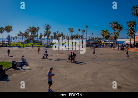 Los Angeles, Kalifornien, USA, Juni, 15, 2018: Outdoor Ansicht der Mitglieder von Venice Beach Hoops Basketball spielen bei den Gerichten in Venice Beach Stockfoto