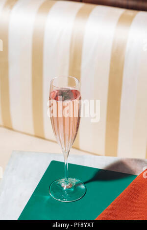 Eine Flöten der Prosecco, ein italienischer Sekt in eine elegante Bar Stockfoto