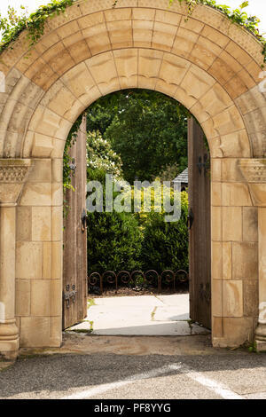 Der Torbogen, bildet den Eingang zum Garten der Bischof bei der National Cathedral in Washington, DC. Stockfoto