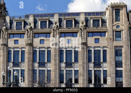 Beispiel der Architektur der Moderne aus der ersten Hälfte des zwanzigsten Jahrhunderts, der Avenida dos Aliados, Porto, Portugal Stockfoto