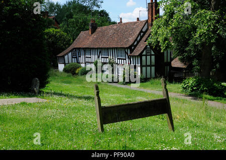 Kirche Cottage, Hatfield, Hertfordshire, ist ein Holz gerahmt Gebäude aus dem späten 16. Jahrhundert, stehend auf dem Kirchhof von St. Etheldreda ch Stockfoto