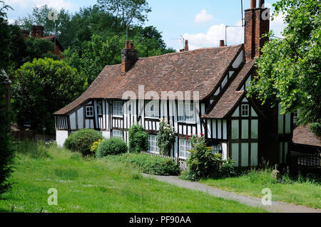 Kirche Cottage, Hatfield, Hertfordshire, ist ein Holz gerahmt Gebäude aus dem späten 16. Jahrhundert, auf dem Kirchhof von St. Etheldreda steht. Stockfoto