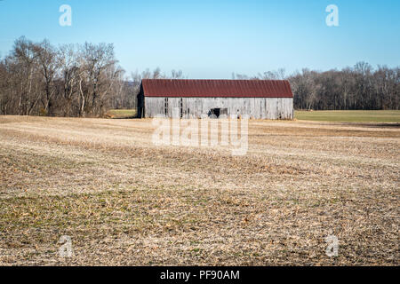 Ein verwittertes Tabakscheune befindet sich in einem schlechten Zustand in Newburg, Maryland Stockfoto